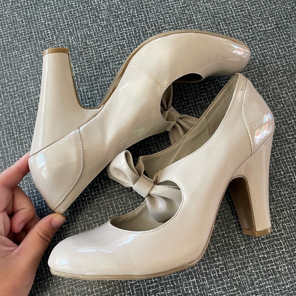 Kensie Women's Nude Patent Bow Heels - Picture 3 of 4